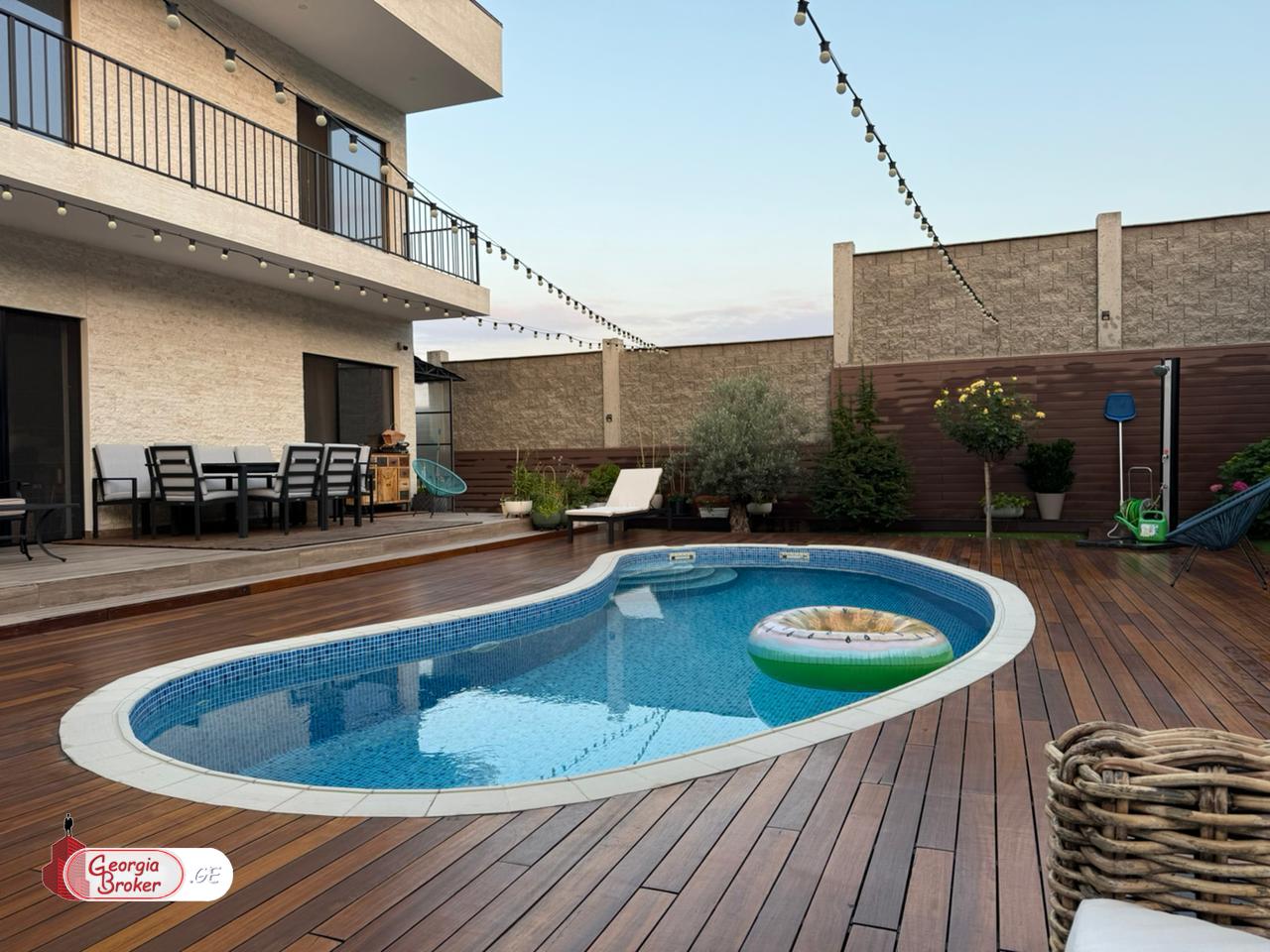 продается дом с новым ремонтом 8-комнат